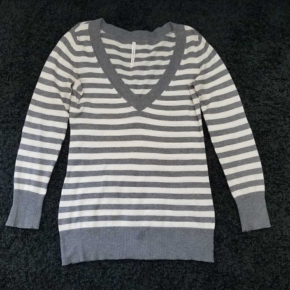 Aeropostale V-neckโStripeย Sweaterโ